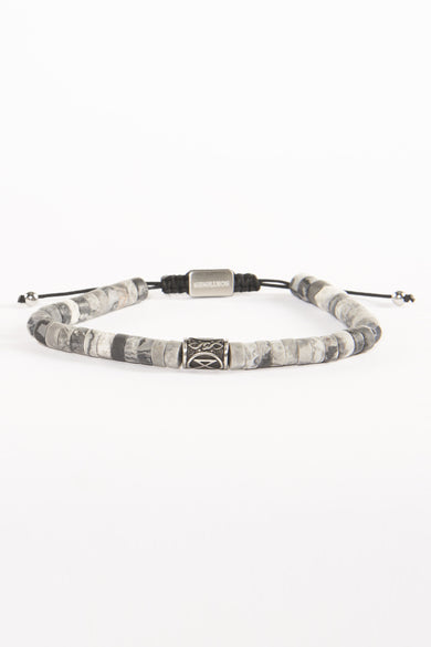 Bracelet gris NORTHMEN avec des pierres mélangées et une perle argentée avec des détails.