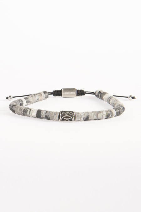 Bracelet gris NORTHMEN avec des pierres mélangées et une perle argentée avec des détails.