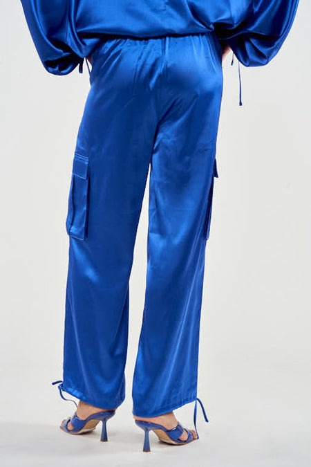 Pantalon de travail bleu de NOOR BY NORA GHARIB, avec poches et cordon à la base.