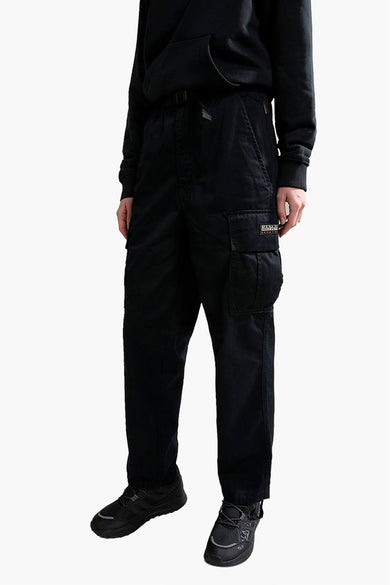 Pantalon cargo noir NAPAPIJRI, avec une poche cargo sur la jambe, combiné avec un hoodie noir et des baskets noires.
