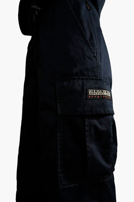 Pantalon cargo noir NAPAPIJRI, avec poche cargo et emblème logo, en gros plan.