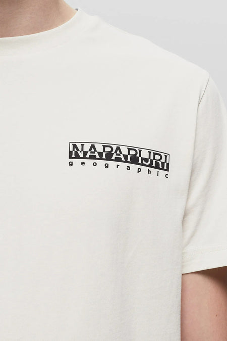 T-shirt écru de NAPAPIJRI avec un logo rectangulaire portant le nom de la marque et 'geographic' dessus.