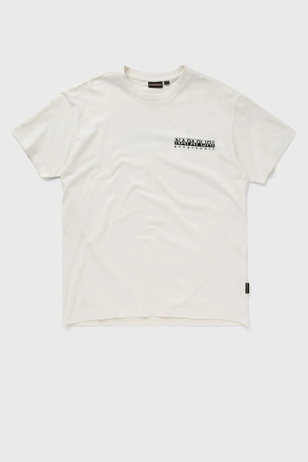 T-shirt écru de NAPAPIJRI, avec un logo rectangulaire sur la poitrine et une petite étiquette sur le côté.