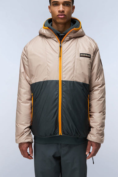 Manteaux de pluie beige de NAPAPIJRI, avec une zone grise foncée et des accents orange sur la fermeture éclair et le capuchon.
