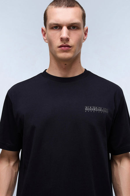 T-shirt noir à manches courtes de NAPAPIJRI, avec une subtile impression de logo sur la poitrine.