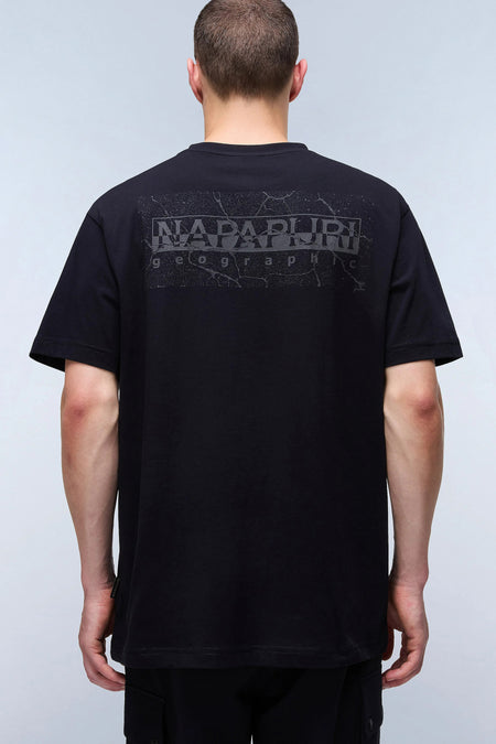 T-shirt noir à manches courtes de NAPAPIJRI, avec une impression graphique sur le dos.