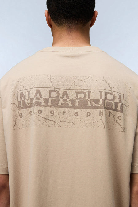 Beige T-shirt met korte mouwen van NAPAPIJRI, met een grafische print op de rug.
