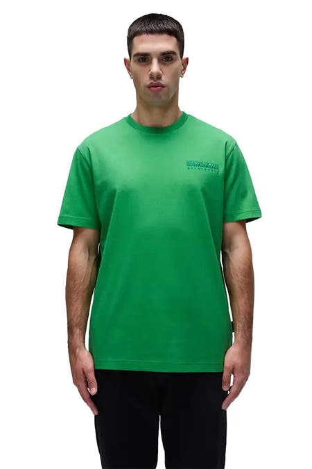 T-shirt vert avec manches courtes de NAPAPIJRI, avec logo sur la poitrine et porté avec un pantalon noir.