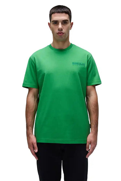T-shirt vert avec manches courtes de NAPAPIJRI, avec logo sur la poitrine et porté avec un pantalon noir.