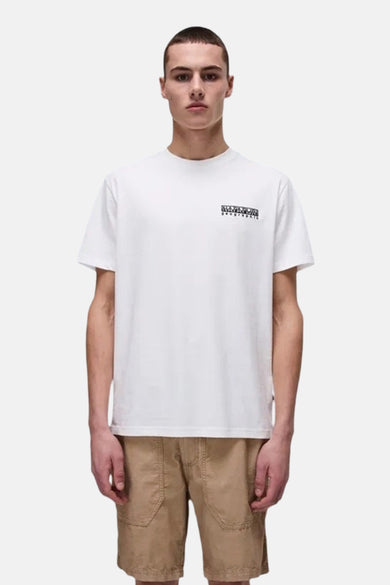 Wit T-shirt met korte mouwen van NAPAPIJRI, gedragen met kaki shorts.