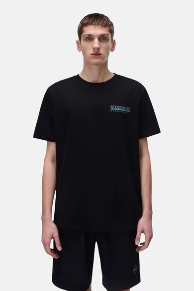 T-shirt noir à manches courtes de NAPAPIJRI, avec logo sur la poitrine, porté avec des short noirs.