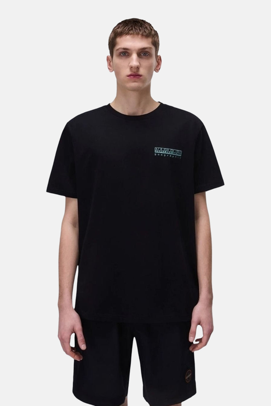 Zwart T-shirt met korte mouwen van NAPAPIJRI, met logo op de borst, gedragen met zwarte shorts.
