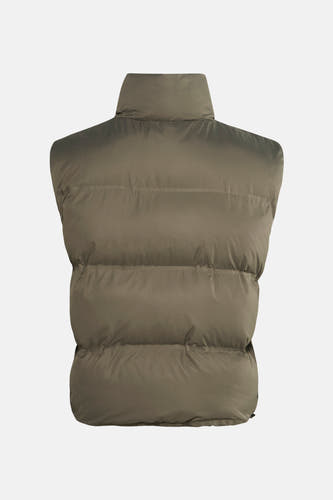 Gilet en kaki, de HAILYS, avec un design tricoté et une haute col, vue de derrière.