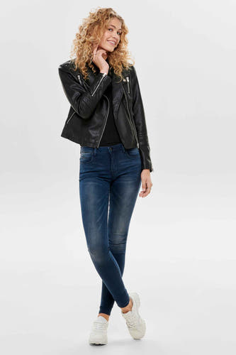 Manteau noir en imitation de cuir ONLY, avec des fermetures éclair argentées et porté avec un jean bleu marine.