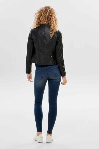 Apprendre la jas de imitation noire d'ONLY, avec des détails argentés, combinée à un jean bleu foncé et des baskets blanches, dos.