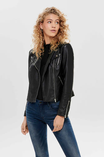 Manteau en cuir imitation noir de ONLY, avec des fermetures à glissière argentées et porté avec un jean foncé.
