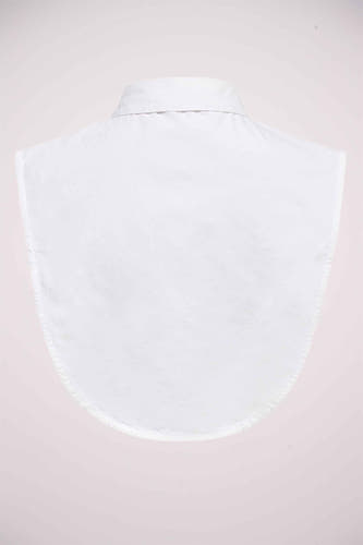 Collet blanc d'ONLY, avec un col propre et une base arrondie.