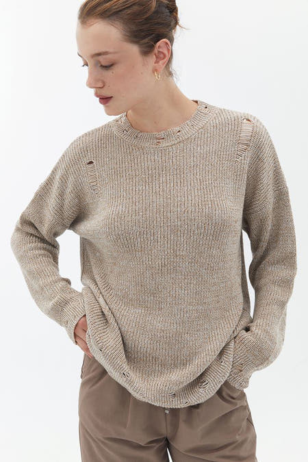 Gilet beige avec col rond d'OXXO, en tricote côtelé et détails froncés à la base.