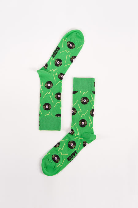 Chaussettes vertes avec motif vinyle et éclair de Happy Socks, stylisées sur fond blanc