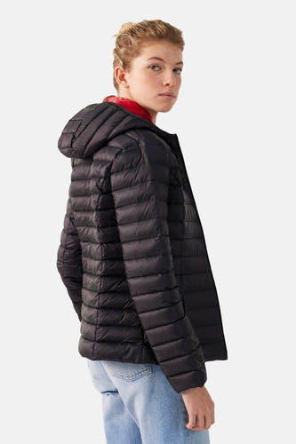 Manteaux de pluie noirs JOTTOTT capuchon, portés avec une chemise rouge et des jeans bleus clairs.