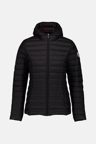 Zwarte gewatteerde jas met capuchon en rode details.