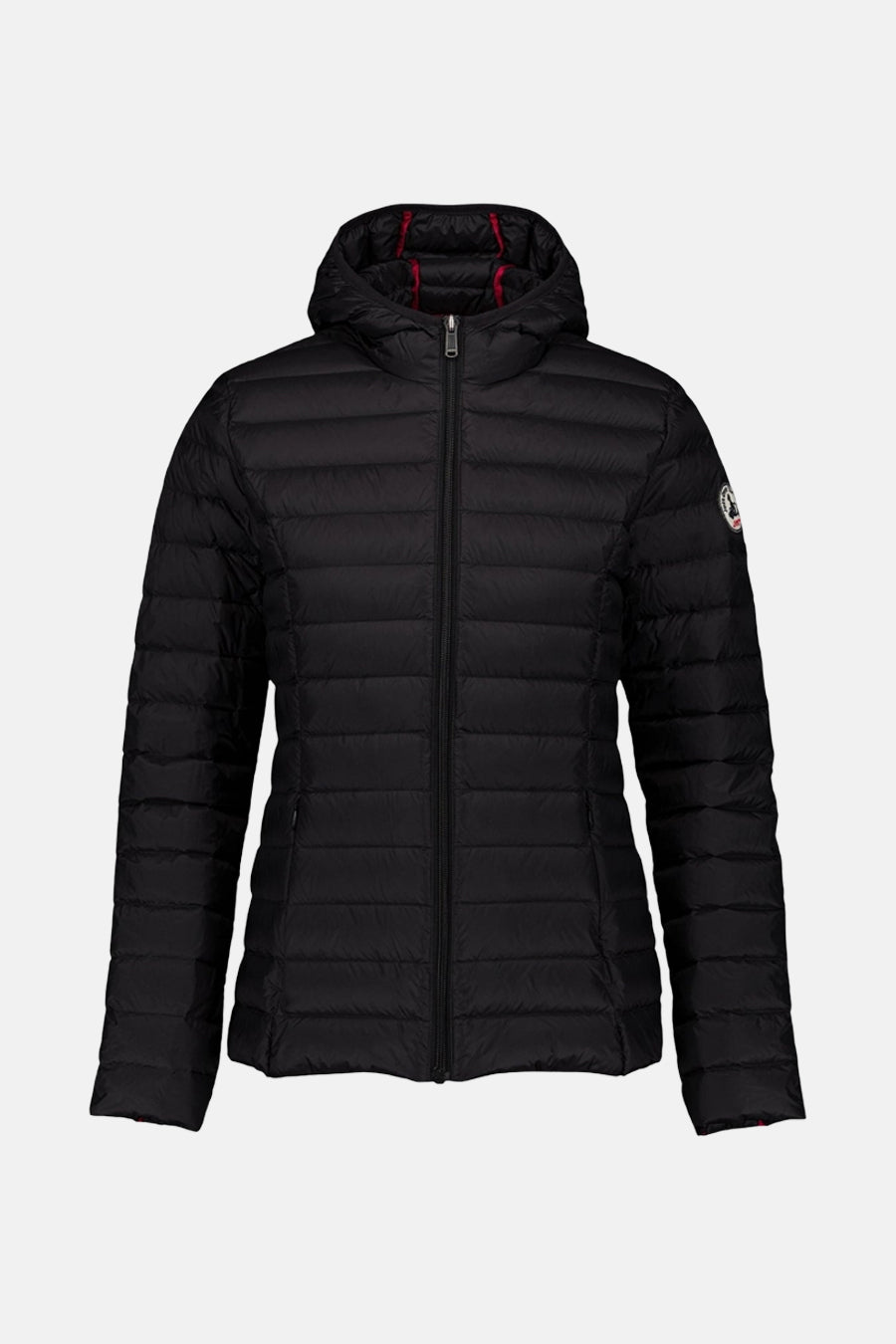 Zwarte gewatteerde jas met capuchon en rode details.