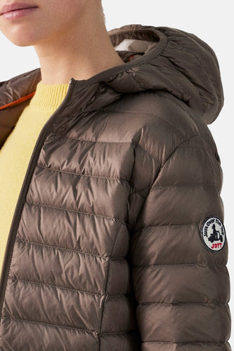 Bruine gewatteerde jas met capuchon.