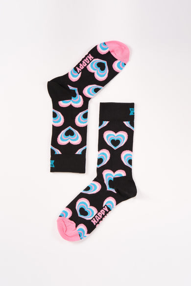 Chaussettes noires avec des cœurs roses et bleus, de Happy Socks®, orteil rose et talon, motif rayé, posées à plat sur fond blanc.