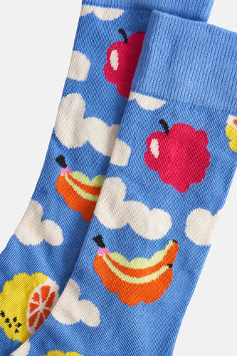 Chaussettes bleues de Happy Socks® avec un motif de fruits et de nuages blancs.