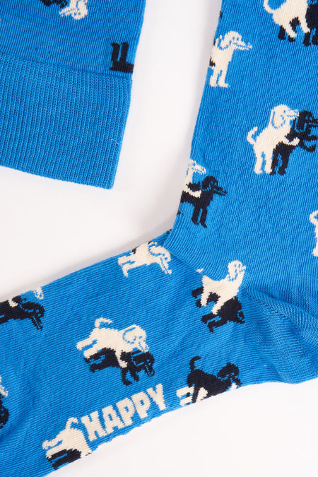 Chaussettes bleues à motif de chiens de Happy Socks, texture tricotée, détails blancs et noirs, vue en gros plan