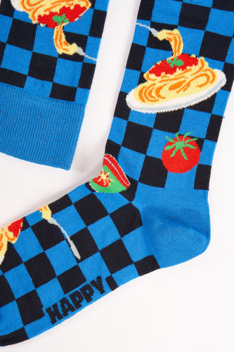 Blauwe sokken van Happy Socks met een zwart dambordpatroon en afbeeldingen van tomaten en spaghetti.
