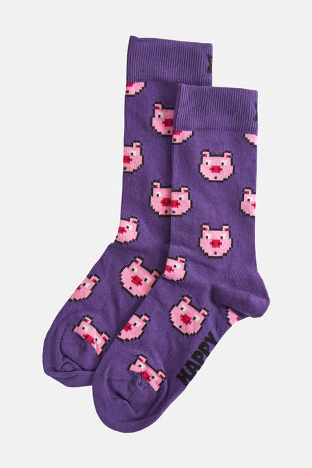 Paarse sokken van Happy Socks met een pixelpatroon van roze varkensgezichten en een geribbelde textuur.