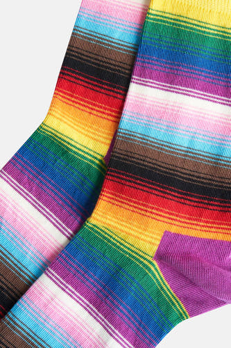 Chaussettes multicolores de Happy Socks, avec des rayures arc-en-ciel horizontales et une tige jaune.