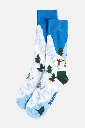 Chaussettes multicolores de Happy Socks avec un paysage hivernal et des skieurs.