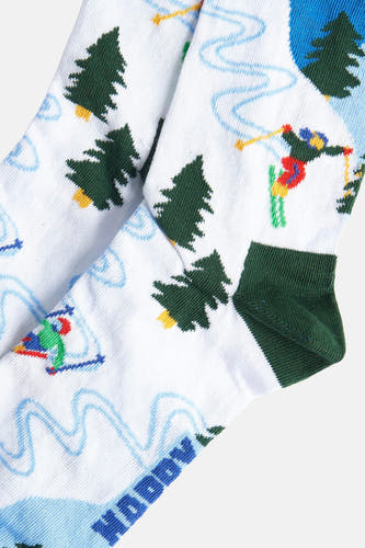 Multicolor sokken van Happy Socks, met een wintersportpatroon met skiërs en dennenbomen.
