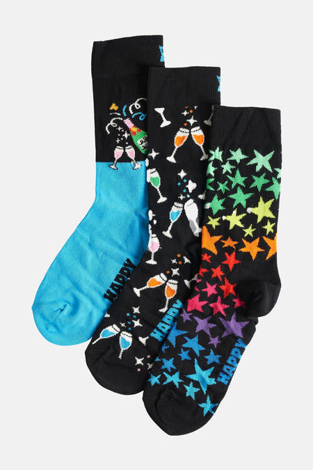 Emballage cadeau noir de chaussettes Happy Socks avec "Cheers!" en or et illustration d'une bouteille de champagne.