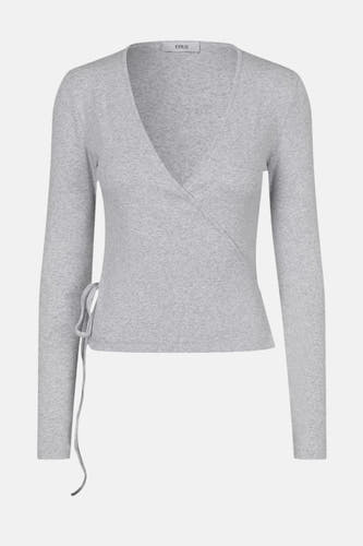 T-shirt gris à manches longues d'ENVII, avec un col et des détails de côtes sur le côté.