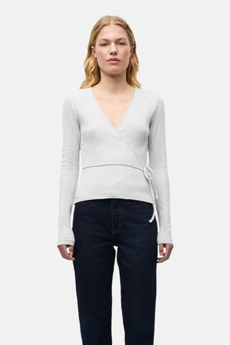 T-shirt gris à manches longues d'ENVII, avec détail de surpiqûre et manches longues, porté avec un jeans foncé.