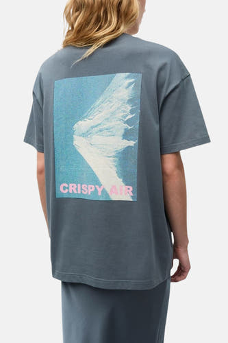 T-shirt bleu à manches courtes d'ENVII, porté avec une longue jupe et des chaussures noires.