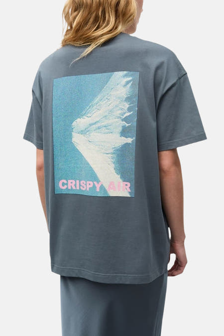 T-shirt bleu à manches courtes d'ENVII, porté avec une longue jupe et des chaussures noires.
