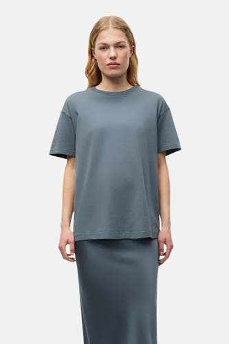 T-shirt bleu à manches courtes d'ENVII, porté avec une jupe coordonnée.