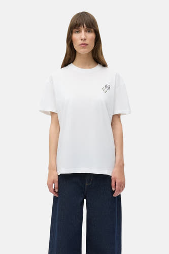 T-shirt blanc à manches courtes d'ENVII, avec un motif floral brodé sur la poitrine.