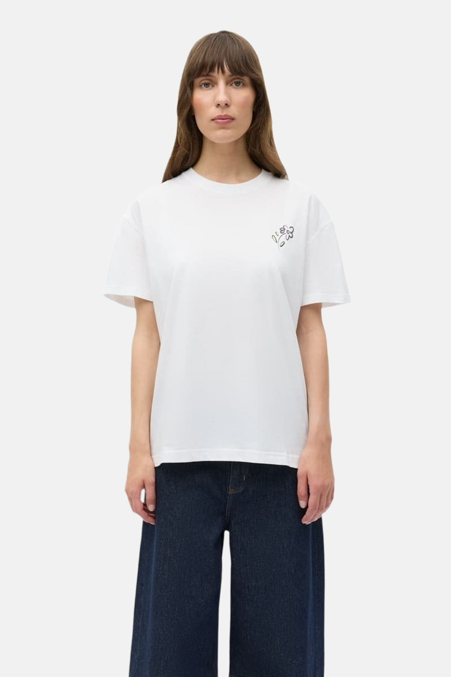 T-shirt blanc à manches courtes d'ENVII, avec un motif floral brodé sur la poitrine.