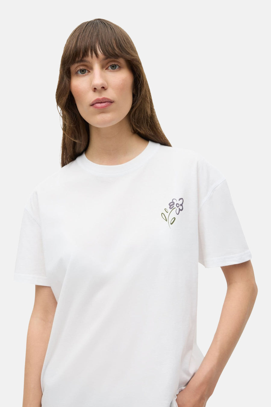 Wit T-shirt met korte mouwen van ENVII, met een geborduurd bloemenmotief op de borst.
