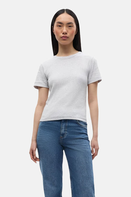 T-shirt gris à manches courtes d'ENVII, associé à un jean bleu.