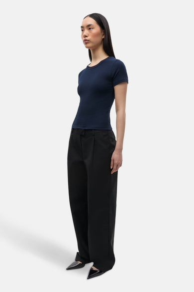 T-shirt bleu à manches courtes d'ENVII, porté avec un pantalon noir et des escarpins noirs.