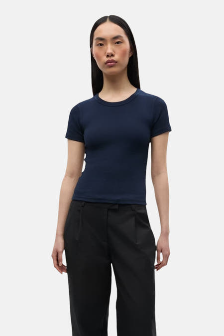 T-shirt bleu à manches courtes d'ENVII, associé à un pantalon noir sur un fond blanc.