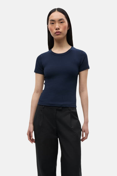 T-shirt bleu à manches courtes d'ENVII, associé à un pantalon noir sur un fond blanc.