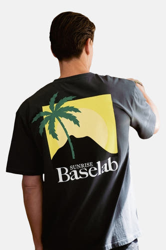 T-shirt gris à manches courtes de BASELAB, avec une petite impression graphique jaune.
