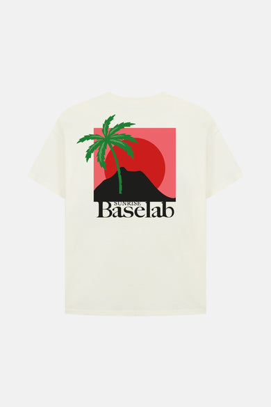 T-shirt écru à manches courtes de BASELAB, avec une impression d'arbre à palme, de montagne et de lever de soleil sur le dos.